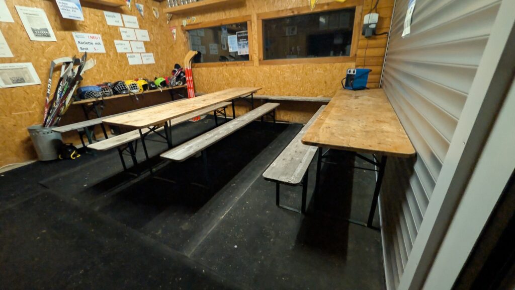 Sitzgelegenheiten im Warmen in der Kantine