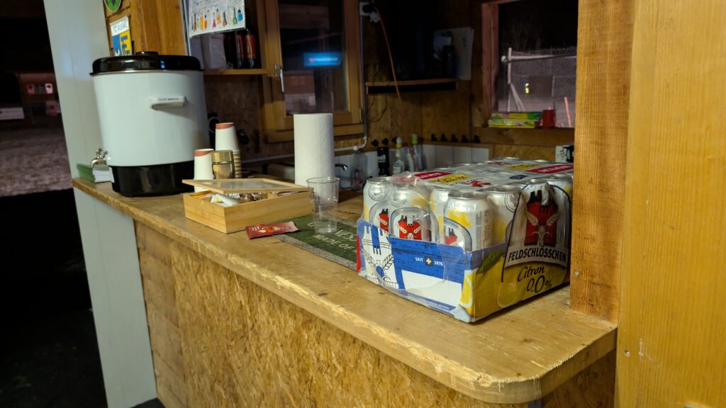 Verschidene Getränke auf einem Tablar